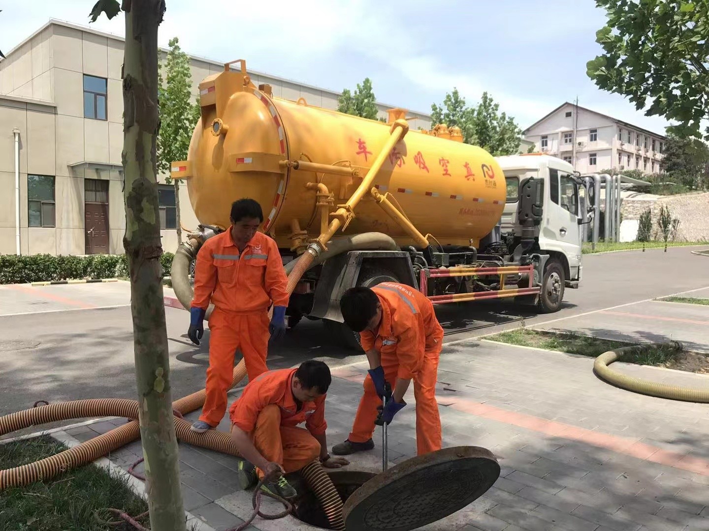 同仁管道疏通车停在窨井附近