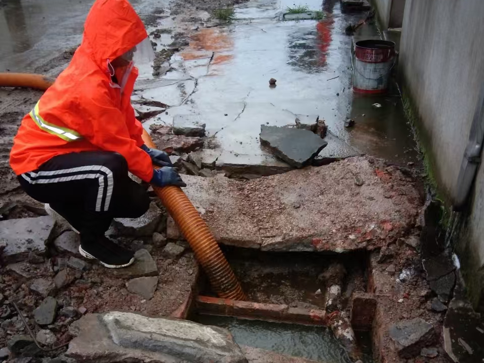 同仁专业清理污水池 炜誉市政以规范流程守护城市 “肠道”