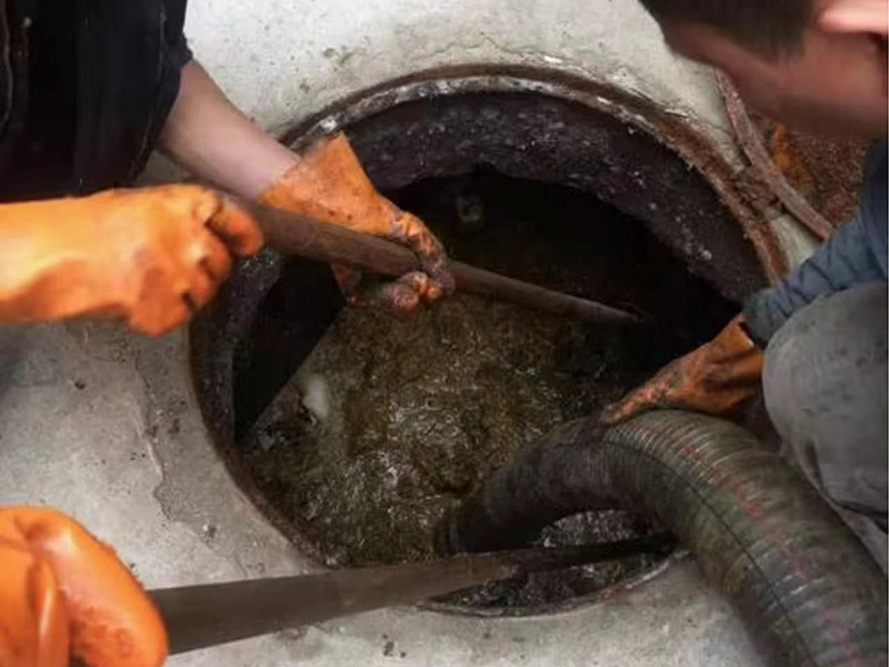 同仁清理化粪池时如何避免沼气的危害?